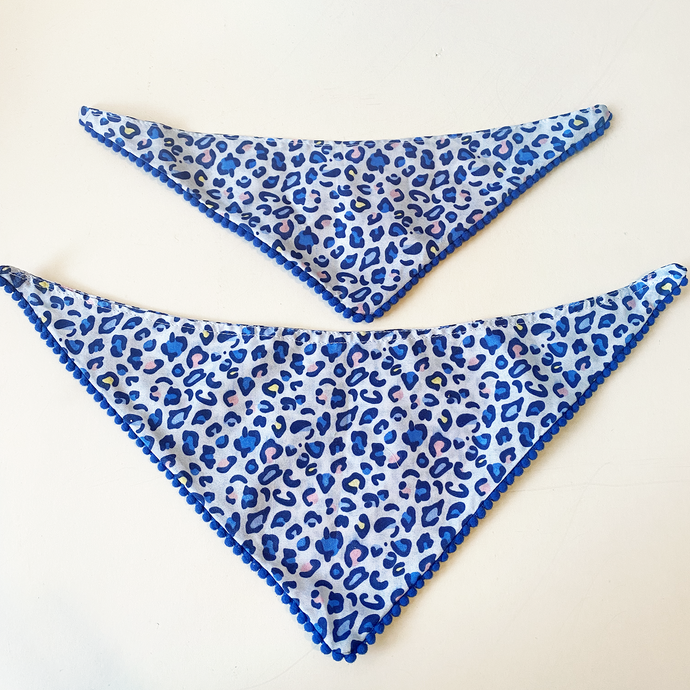 SAMPLES - Blue leopard pom-pom bandana collar